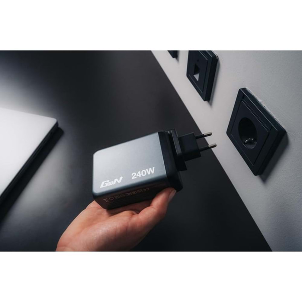 VERBATIM 32205 GNC-240 GaN Charger 240W xUSB-C 140W /1 x USB-C 100W/1xUSB-C 65W